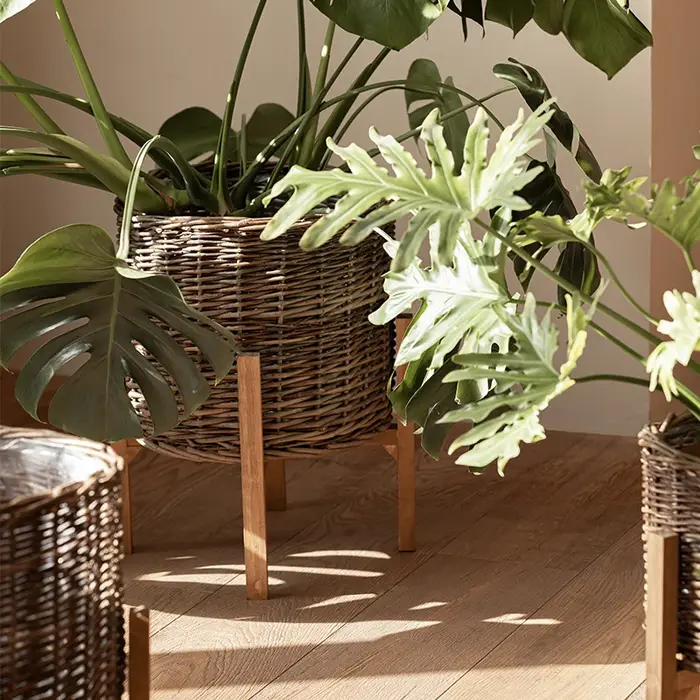 Grand panier de fleurs en bois et osier