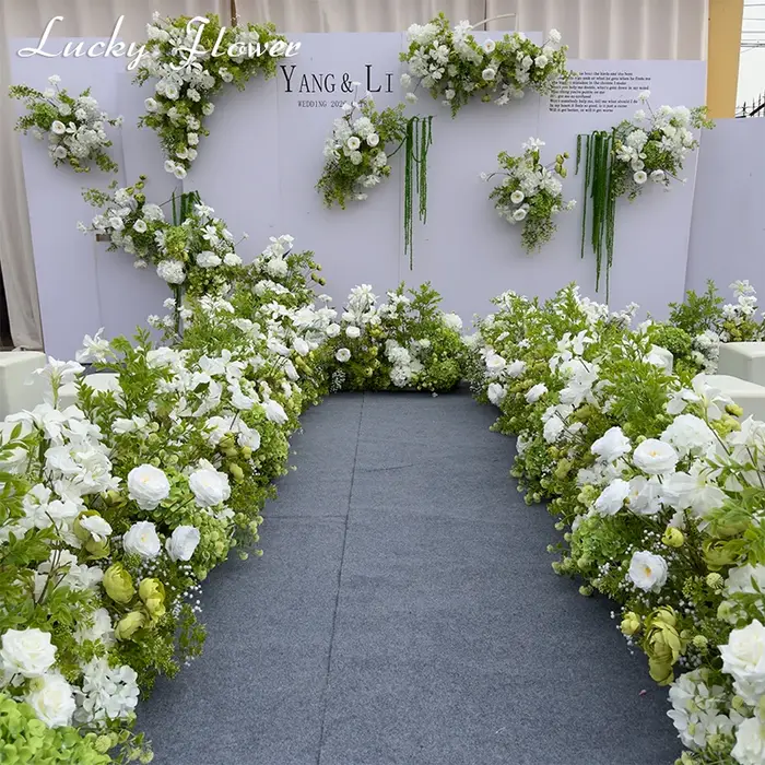 Décoration de mariage avec fleurs artificielles blanches et vertes