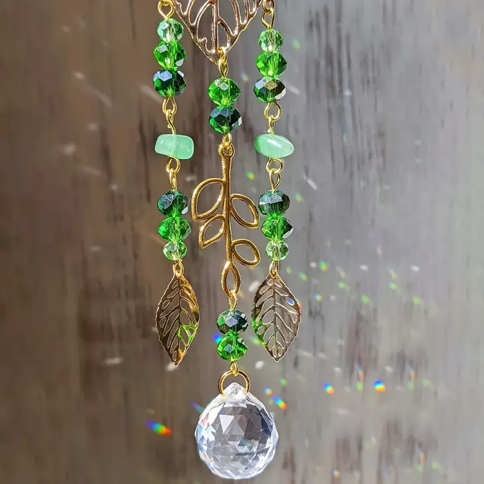Attrape-soleil en cristal avec feuille d'or et perles vertes
