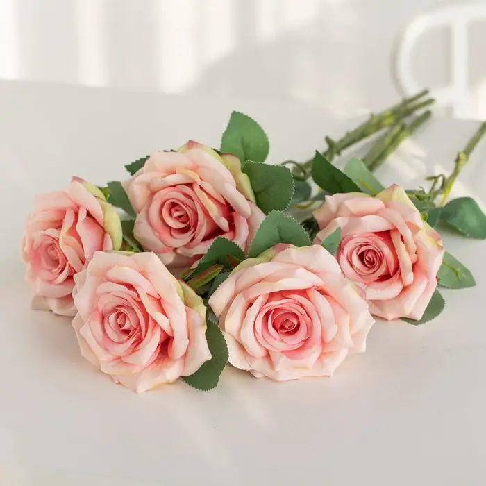 Roses artificielles en soie simples de style nordique