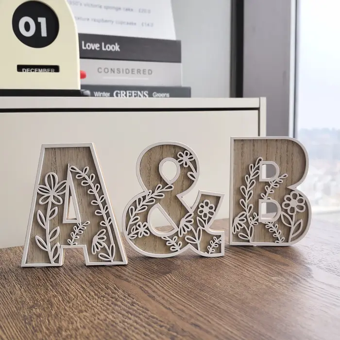 1 pièce de lettres de l'alphabet sculptées florales en bois rustique de 4.9 pouces