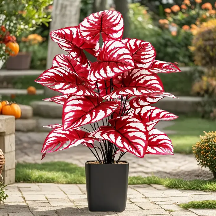 Plante artificielle à feuilles rouges avec rayures blanches