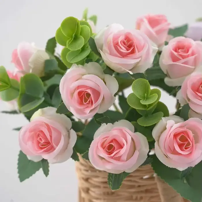 Fleurs artificielles, vases