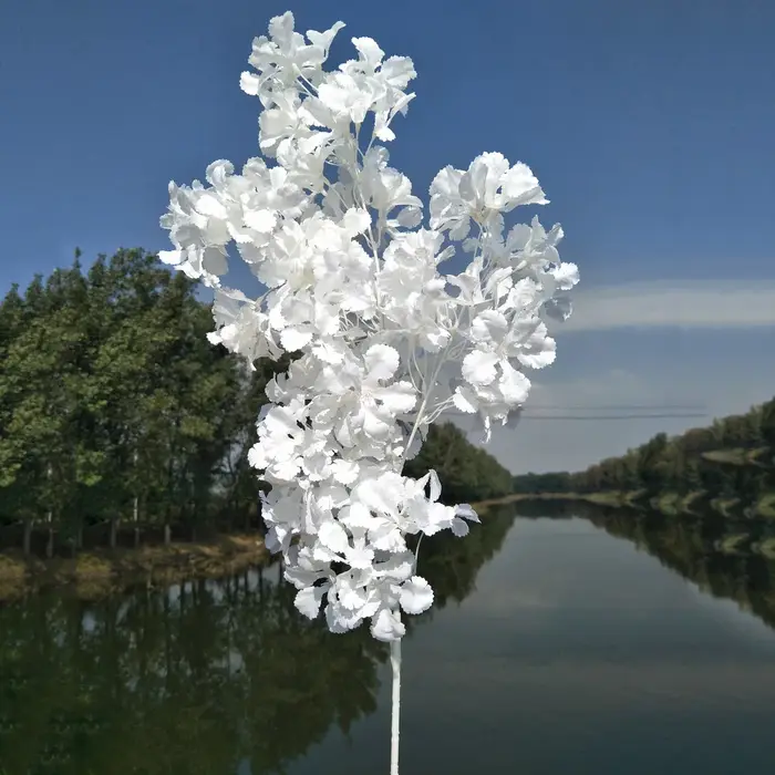Fleurs de cerisier artificielles blanches sur poteau