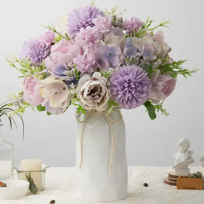 Fleurs de chrysanthème et de pivoine simulées