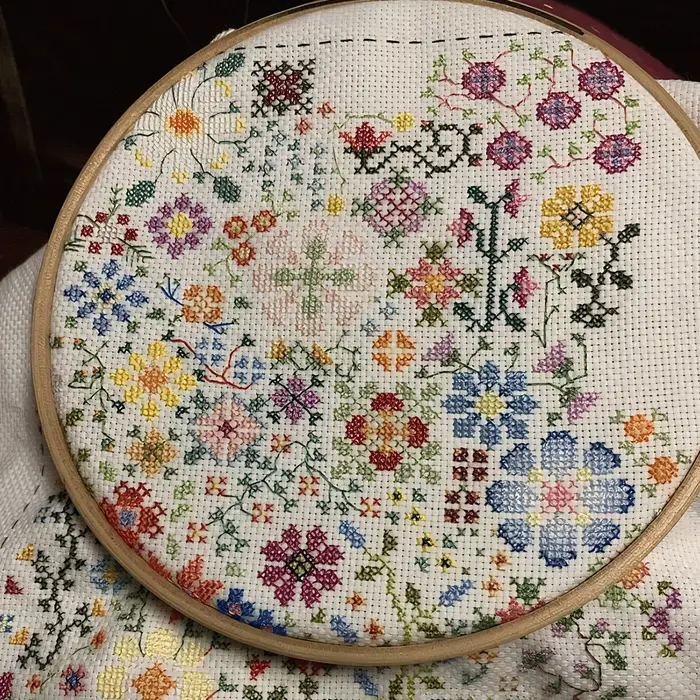 Kit de broderie « Une fleur par jour » avec motifs brodés pré-imprimés