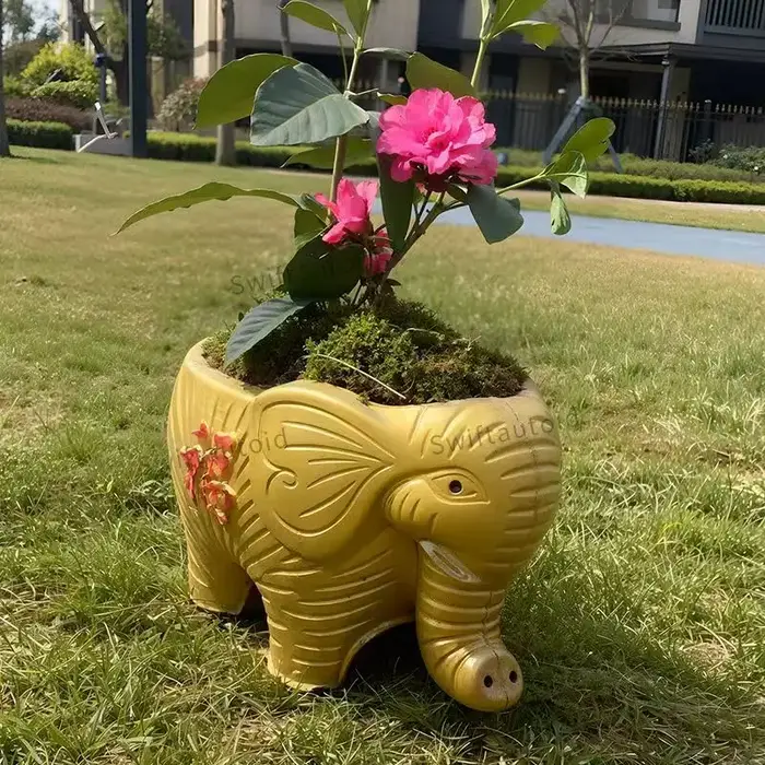 Pot de fleur en forme d'éléphant