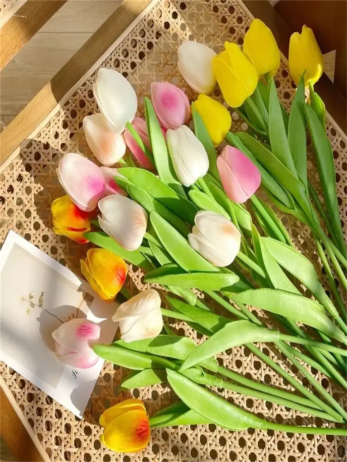 Un ensemble de 6 tulipes artificielles, idéales pour la décoration de la maison, la décoration florale de table pour anniversaire, fleurs de tulipes artificielles réalistes (vase non inclus)