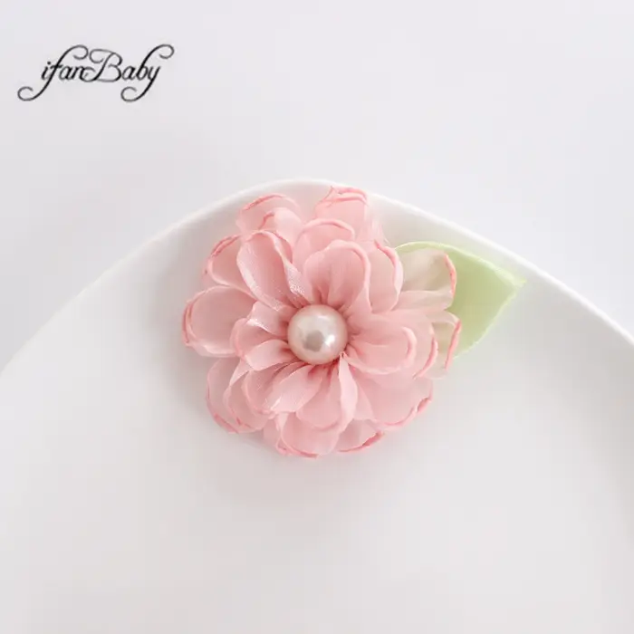 Fleurs en tissu avec centre perlé