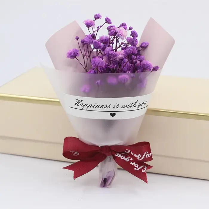 Un bouquet de petites fleurs séchées naturelles, souffle de bébé, bouquet frais préservé, décoration