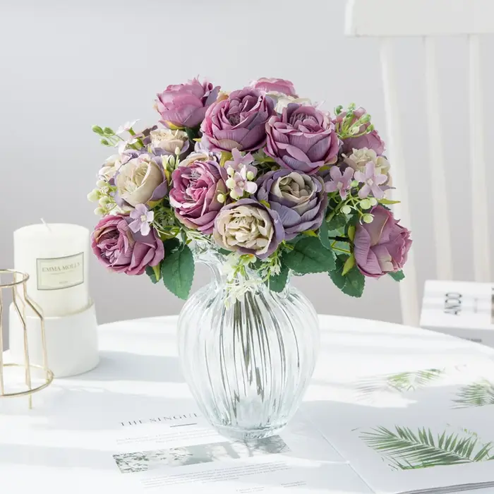 Vase à fleurs artificielles