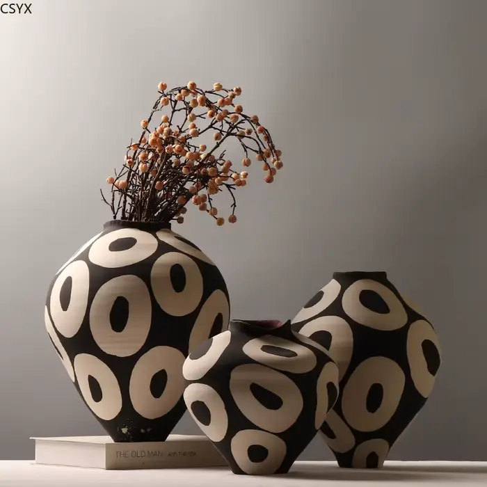 Vase en céramique cercles géométriques dessinés à la main