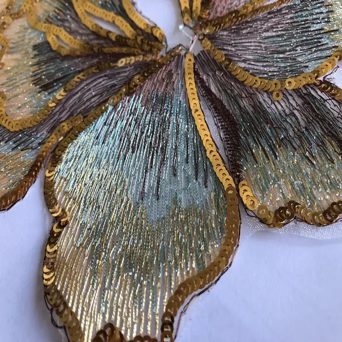 Patch brodé de fleurs cousues