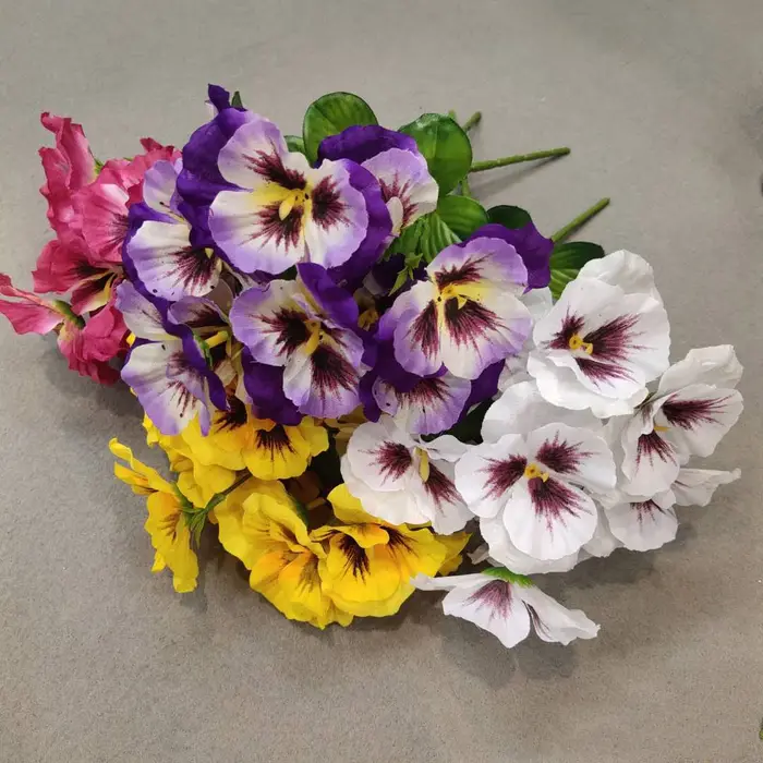 1 pièce de fleurs artificielles de primula de 10 pouces avec papillon en soie