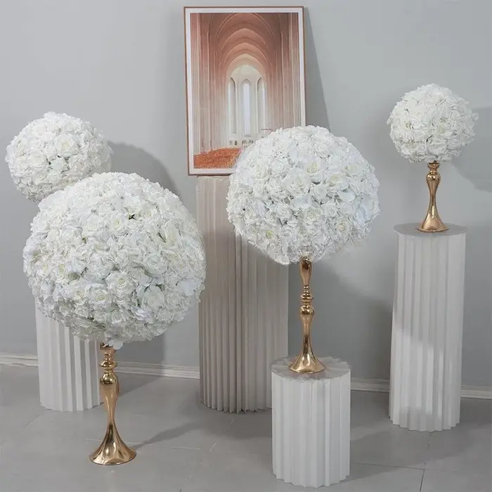 Nouvelles boules de fleurs de rêve ivoire exude le luxe dans les fenêtres d'exposition transformetent des tables de mariage en paramètres de banquet haut de gamme