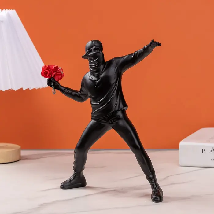 Banksy lance des fleurs, ornements, œuvres d'art abstraites, sculptures, figurines, décorations pour salons, bureaux, décoration intérieure, produit artisanal