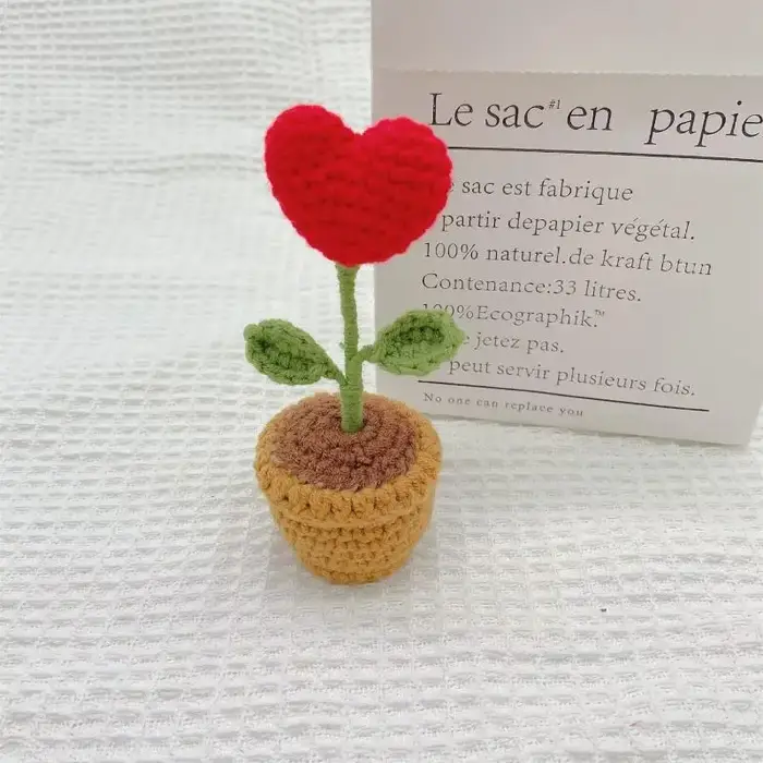 Petite plante en pot tissée à crochet
