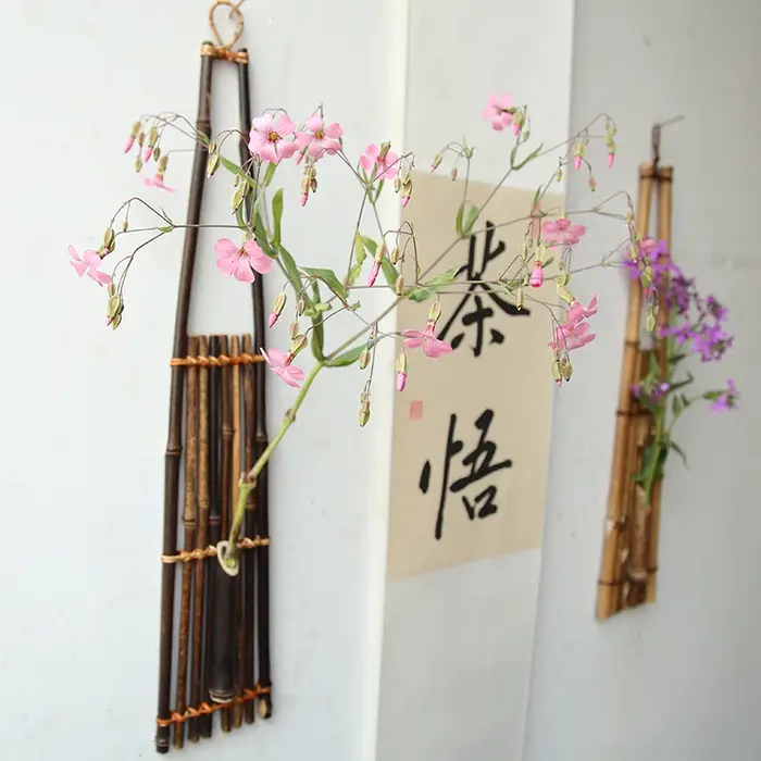 Vase à fleurs mural en bambou violet tissé à la main