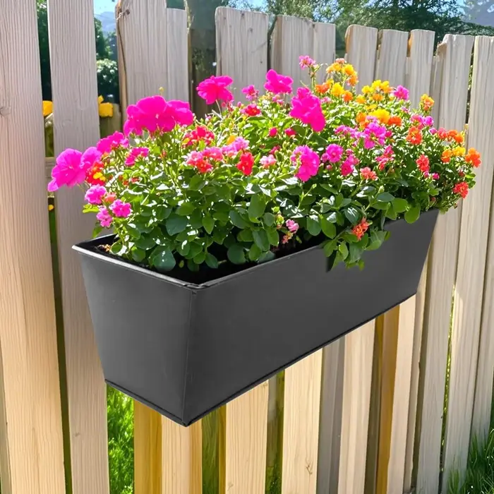 Pots de fleurs suspendus en fer et métal noir