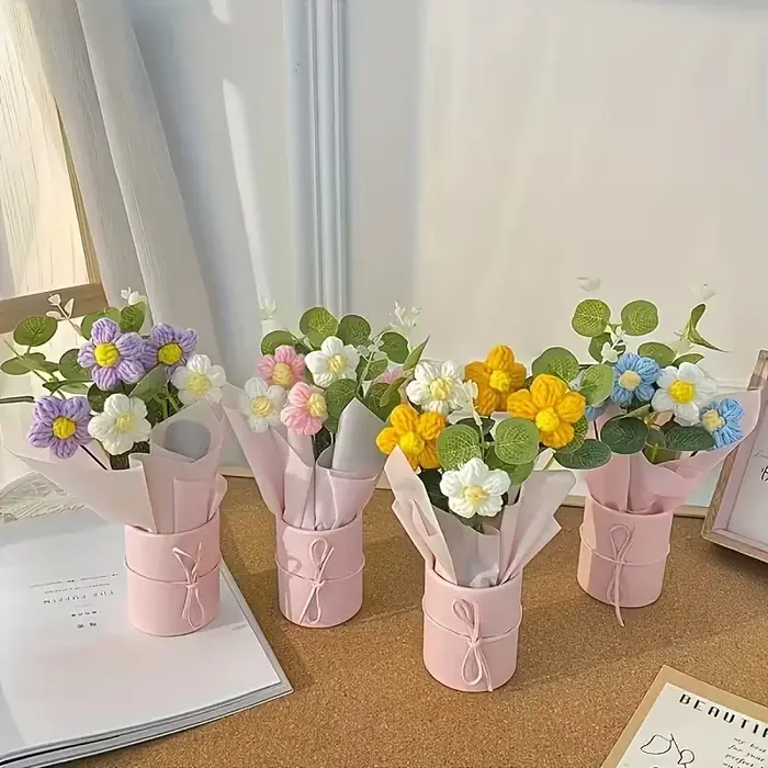 Bouquet fait main avec vase rose comprenant 5 fleurs au crochet
