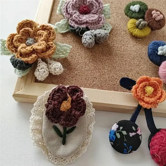 Broche fleur en laine de coton faite à la main