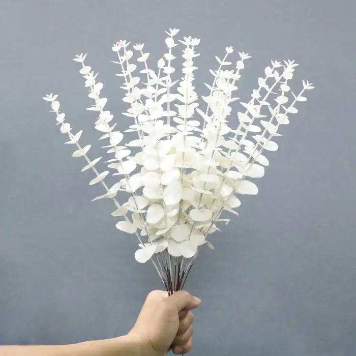 Simulation de fleur artificielle d'eucalyptus doré