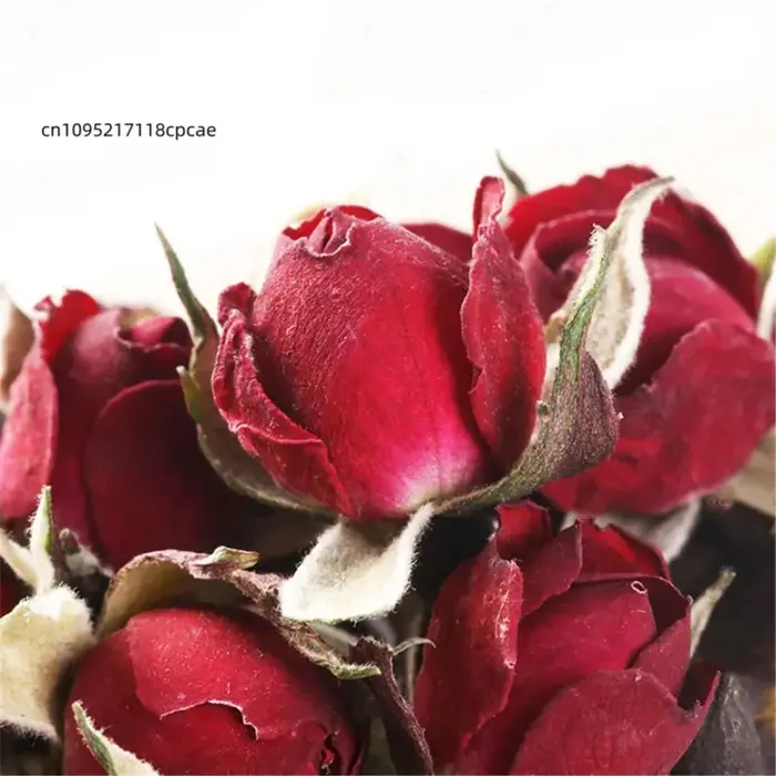 Bourgeons et pétales de roses rouges séchées naturelles et parfumées