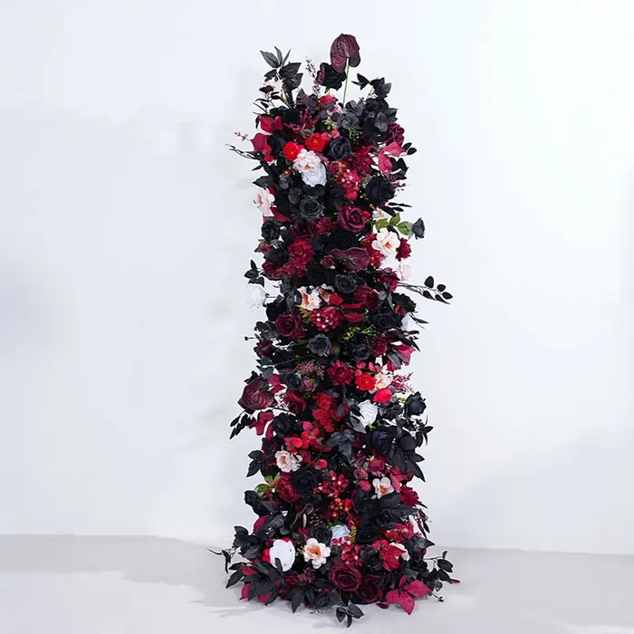 Rangée de fleurs de roses de palmier noir bordeaux