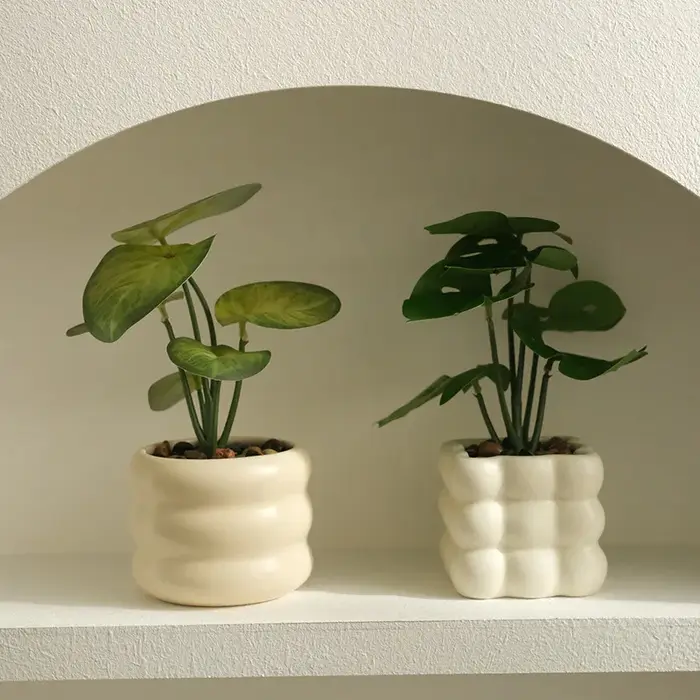 Plante artificielle décorative en pot de petite taille