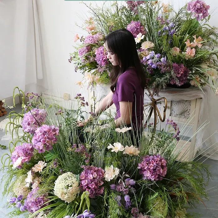 Hydrangée violette, plantes vertes, feuilles, fleurs au sol, décoration de fond de mariage, rangée de fleurs, arrangement, accessoires pour événements et banquets, vitrine.
