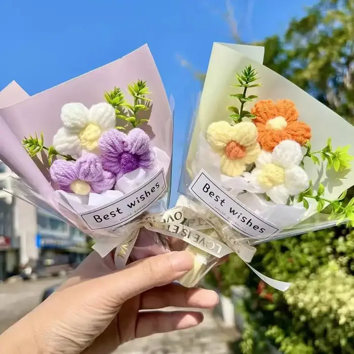 Mini bouquet de fleurs tricotées créatif