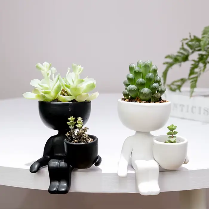 Pot de fleur en céramique humanoïde créatif