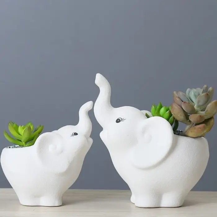 Pot de fleurs en forme d'éléphant