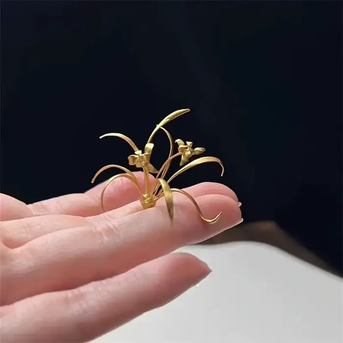 Figurine élégante d'orchidée dorée - Décoration florale chic pour table