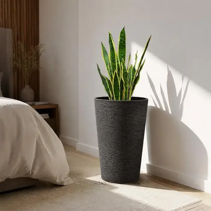 Support de plante décoratif texturé moderne, jardinière ronde haute pour plantes d'intérieur et d'extérieur, pot de fleurs rond à l'aspect pierre pour intérieur.
